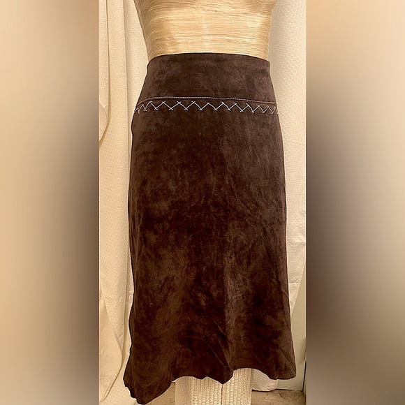 BCBG 100% suede/leather brown size 10 skirt with tan embroidery - Picture 2 of 3